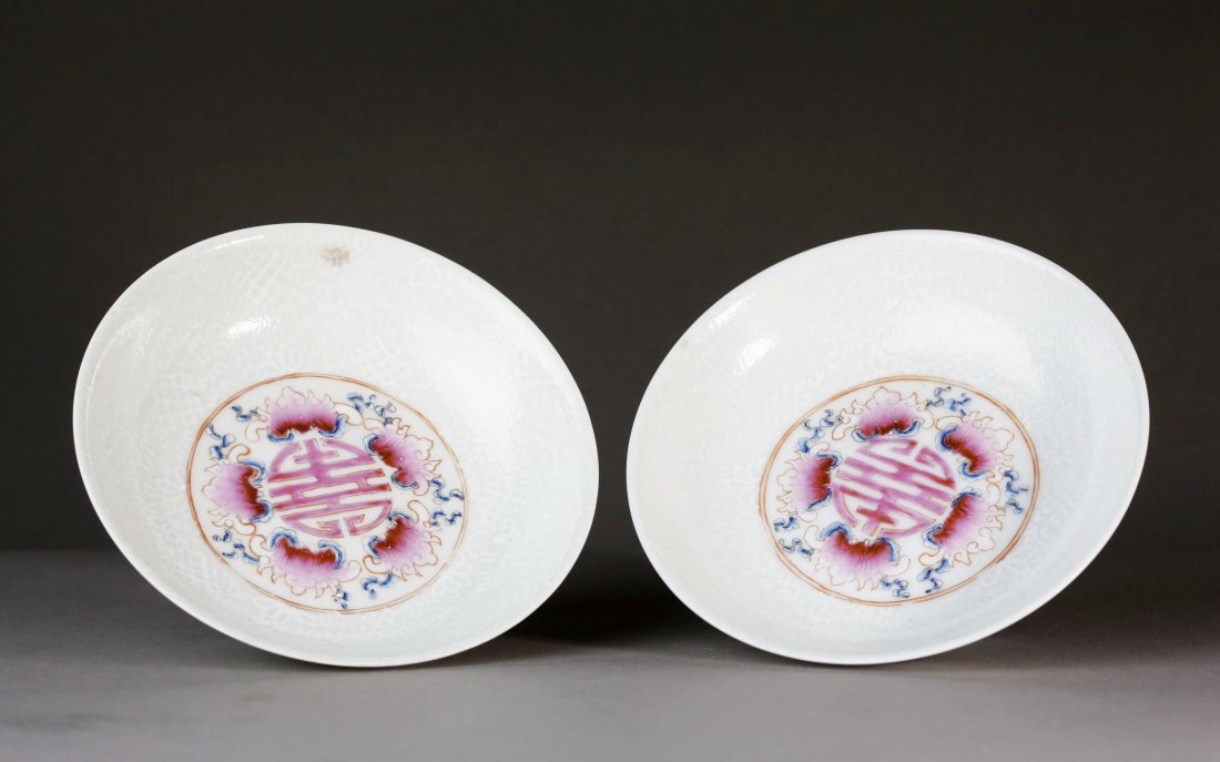 Red Glaze Bat Pattern Plate (Pair): 矾红彩蝠纹高足盘一对。此高足盘外壁绘矾红彩蝙蝠纹饰