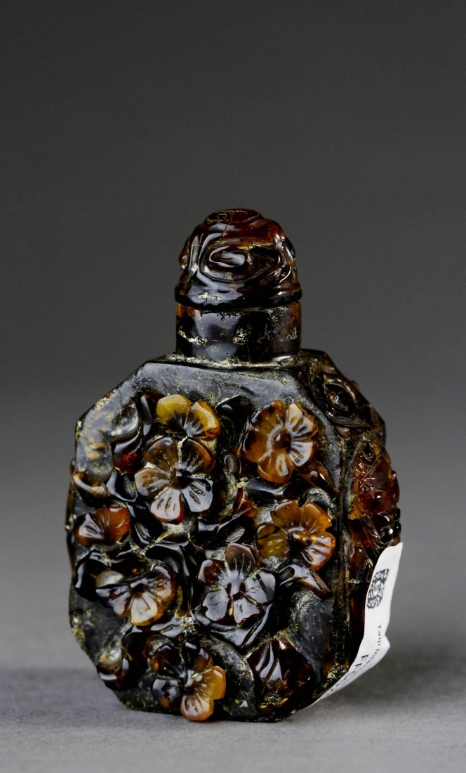 Piebald Amber Snuff Bottle: 花珀鼻烟壶。花珀是松科植物的树脂埋藏于地层，经过漫