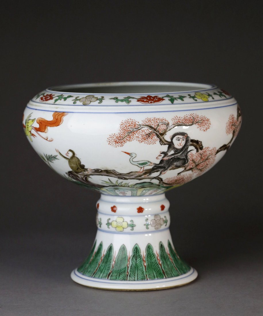 Famille Rose Flower Pattern Pot: 粉彩灵猴花卉纹高足罐。此高足罐，器形周正，规整大气