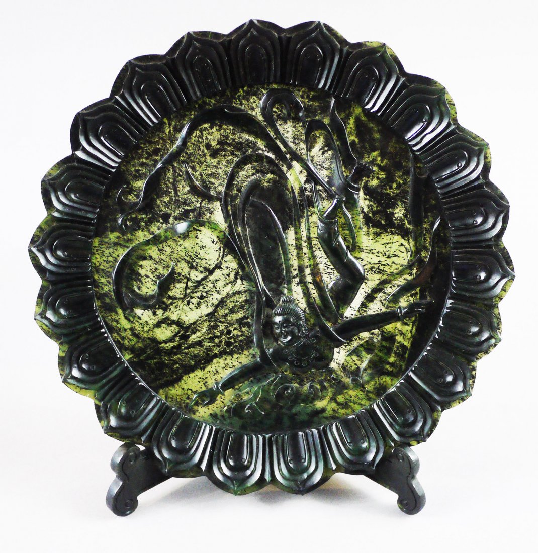 Jiu Quan Jade Fairy Maiden Pattern Plate: 酒泉玉天女散花莲瓣纹盘。洒泉玉古色古香，璞玉浑金，