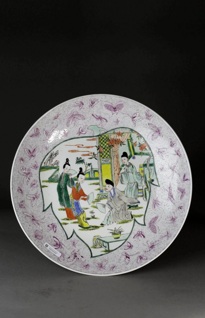 Famille Rose Figure Pattern Plate: 粉彩人物故事纹盘。此盘造型优美，内壁以紫色为地，姿