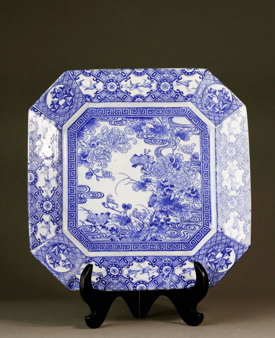 Blue & White Flower Pattern Plate: 青花花卉纹方盘。发色比较纯正，画工比较精细，底足也