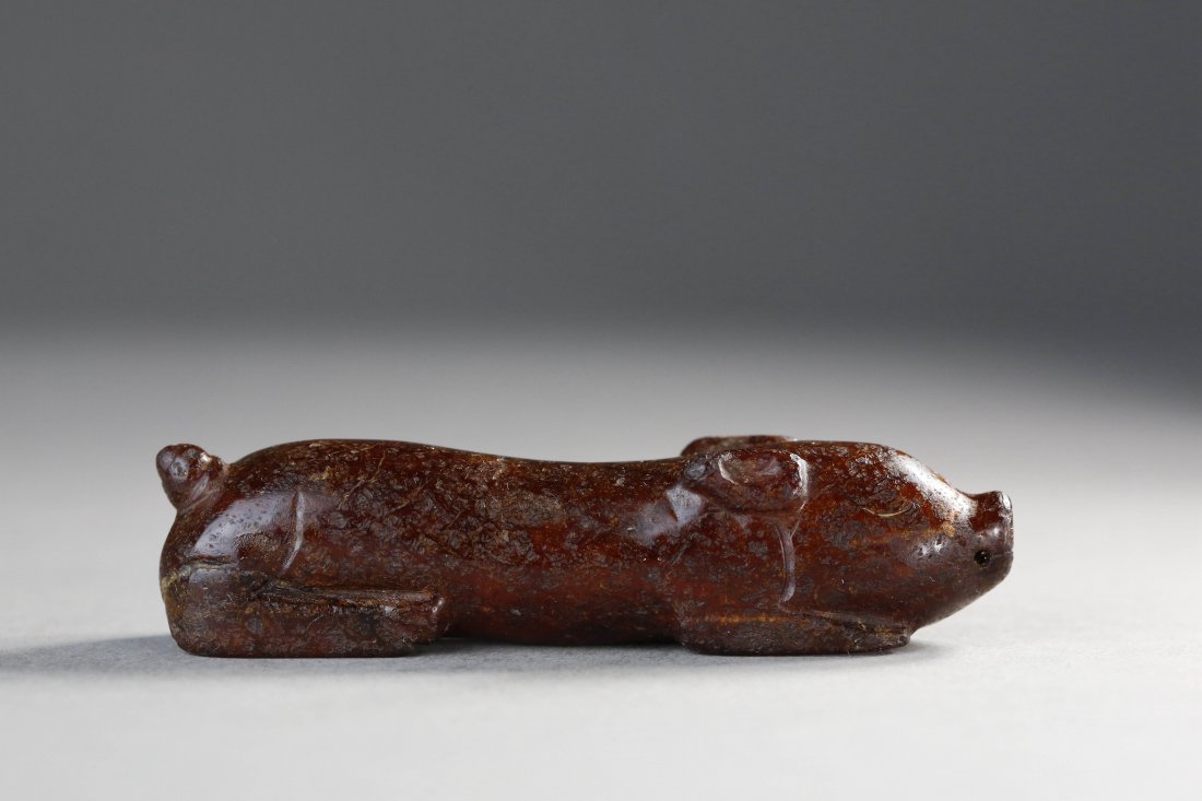 Jade Pig Pattern Pendant: 玉猪握。此玉猪为满红浸色，此种造型为汉代墓葬时所用