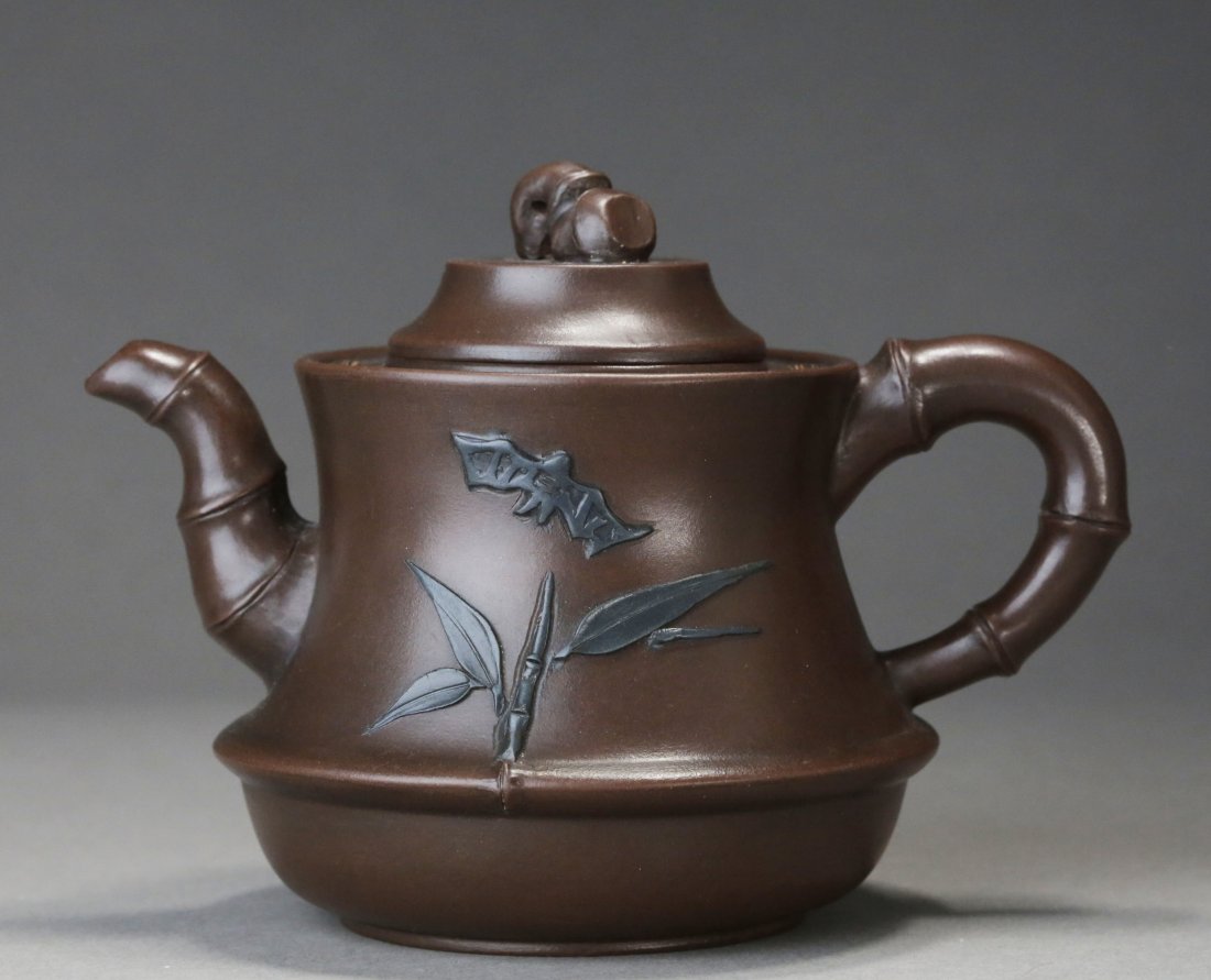 Redware Tea Pot: 此壶以竹枝为主题，全身为褐色，壶嘴和手把都以竹段为