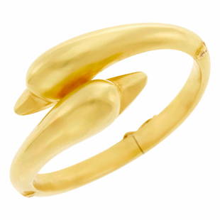 Ilias Lalaounis Gold Swan Crossover Bangle Bracelet: Ilias Lalaounis Gold Swan Crossover Bangle Bracelet 18 kt., the tapered bangle terminating in two swans' heads, with maker's marks, signed Greece, ap. 23.2 dwts. Inner cir. 6 1/2 inches. C