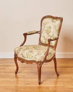 Rare Louis XVI Walnut Fauteuil à Coiffer en Cabriolet Louis Delanois, 18th century: The scooped-out back allowing for hair to be brushed for a large set at Goodwood House in England. Bearing a partial signature L...OIS. Height 33 inches, width 24 inches. See Louis Delanois: Sve