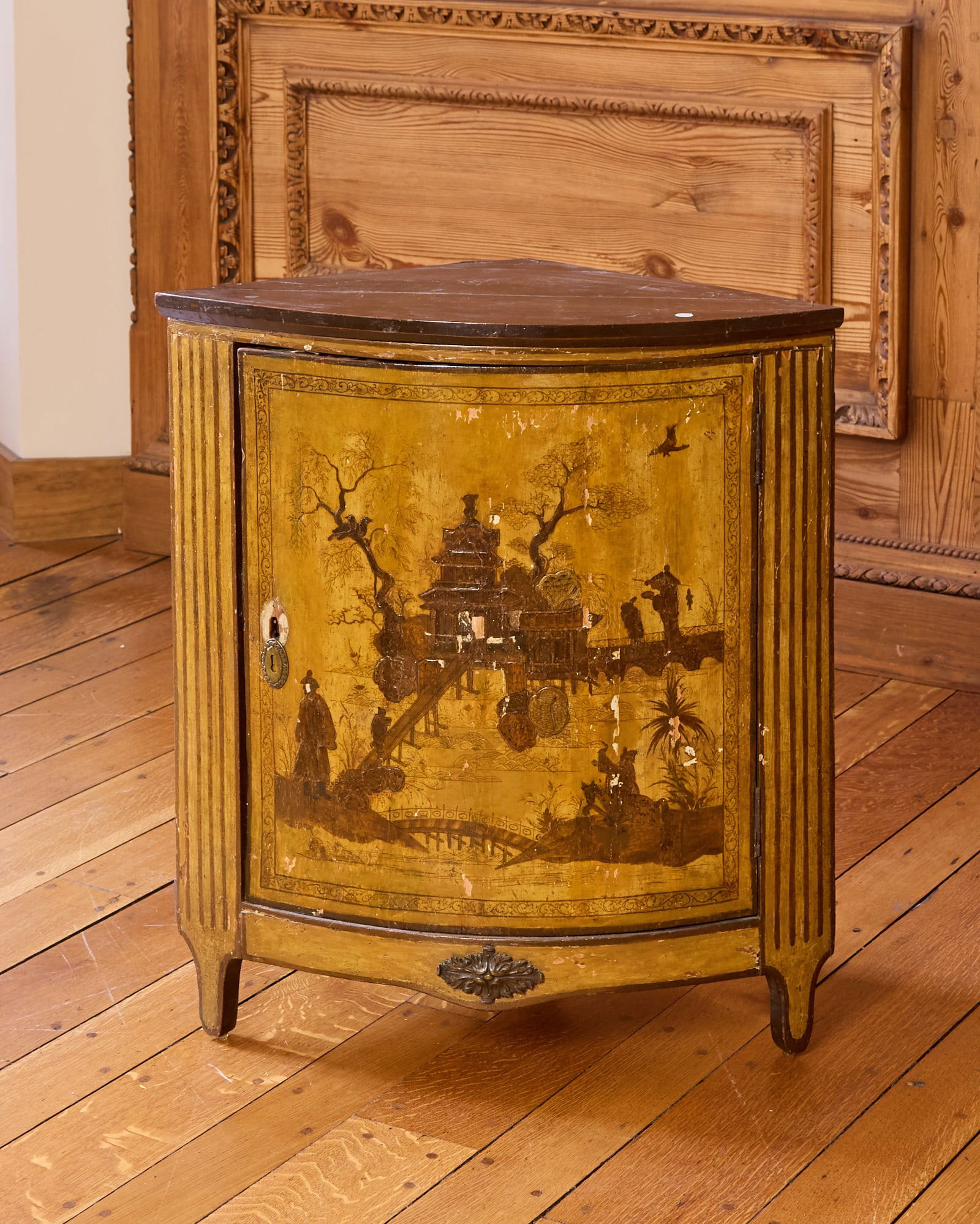 Louis XVI Yellow Ground Lacquer Chinoiserie Corner Cabinet French, 18th century (1 of 3)