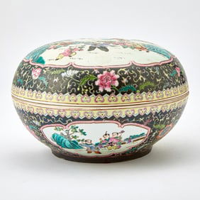 Chinese Enameled Porcelain Covered Box 20th Century