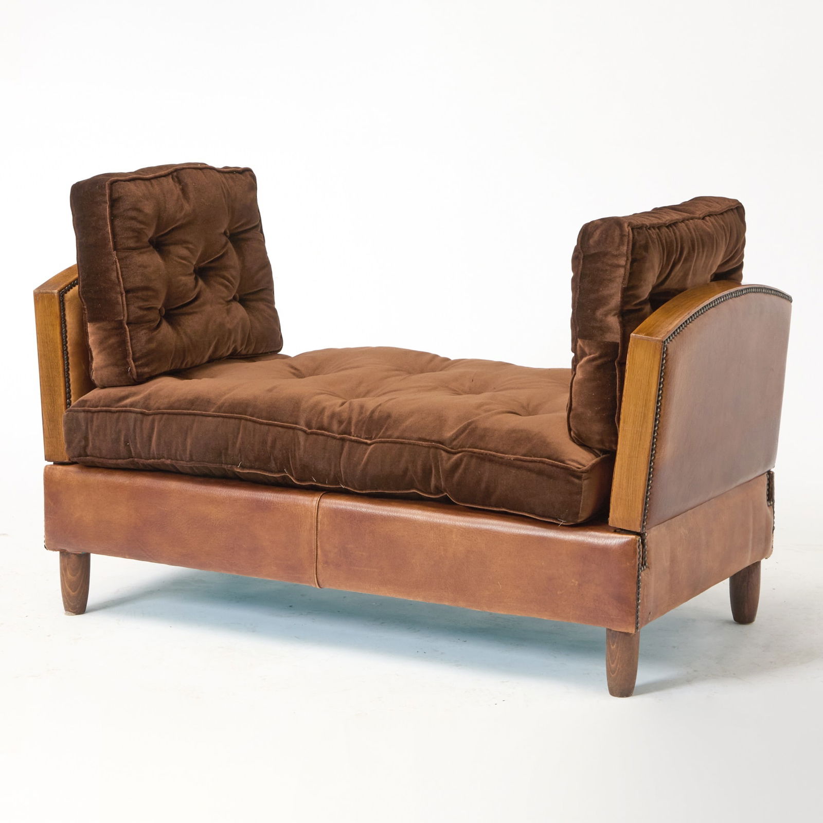 Oak and Leather Upholstered Reclining Daybed: Mid 20th century Height of ends 28 inches, width 52 1/2 inches, depth 26 inches.