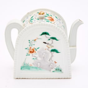 A Japanese Kakiemon Style Porcelain Teapot and Cover 19th century