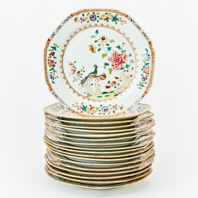 Set of Eighteen Chinese Export Porcelain Dinner Plates