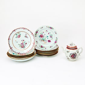 Group of Fifteen Chinese Export Porcelain Table Articles