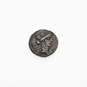Julius Caesar. c. 48-47 B.C.E. AR Denarius (4.07g, 18mm).