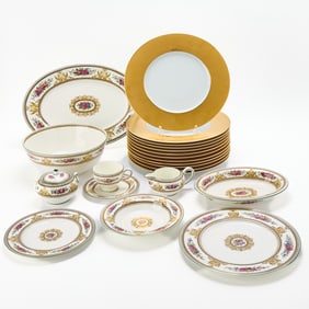 Assembled Wedgwood Porcelain 'Columbia' Pattern Dinner Service