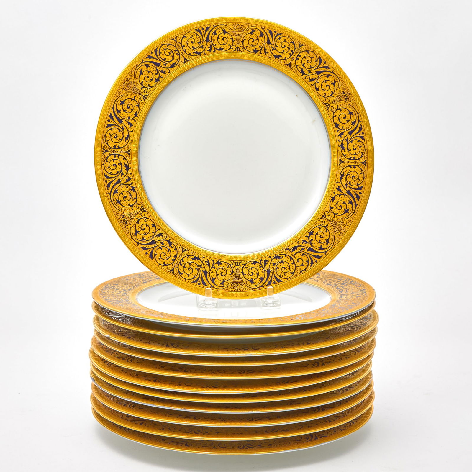 Set of Twelve Hutschenreuther Porcelain Dinner Plates: 20th Century Diameter 10 1/2 inches.