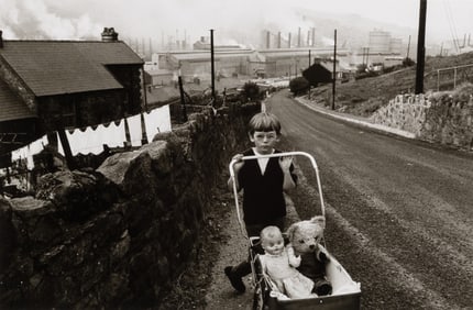 Bruce Davidson, Child in glasses pushing stroller with doll and teddy bear], 1965