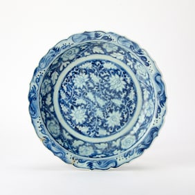 A Chinese Blue and White Barbed-Rim Porcelain Dish Qing Dynasty