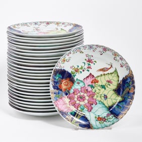 Set of Twenty-Six Mottahedeh Porcelain "Tobacco Leaf" Pattern Dinner Plates