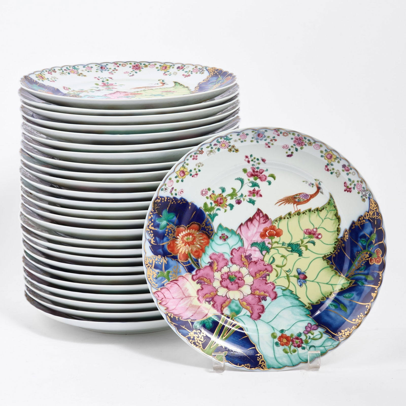 Set of Twenty-Six Mottahedeh Porcelain "Tobacco Leaf" Pattern Dinner Plates: Modern Originally made in 18th century China, featuring a small phoenix bird on the leaves of a flowering tobacco plant and is based on an original piece in the Metropolitan Museum of Art, printed on