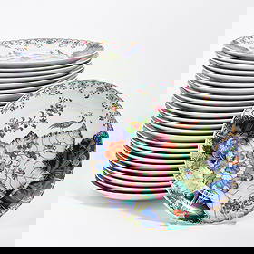 Set of Twenty-Six Mottahedeh Porcelain "Tobacco Leaf" Pattern Dinner Plates: Modern Originally made in 18th century China, featuring a small phoenix bird on the leaves of a flowering tobacco plant and is based on an original piece in the Metropolitan Museum of Art, printed on