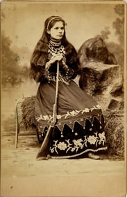 Striking cabinet card of sharpshooter Prairie Flower
