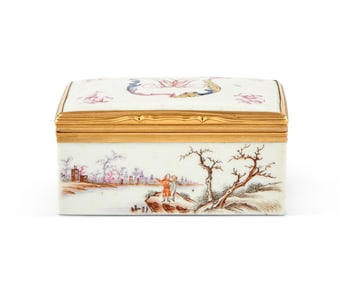 Famille Rose Enameled Chinese Export Porcelain Snuff Box