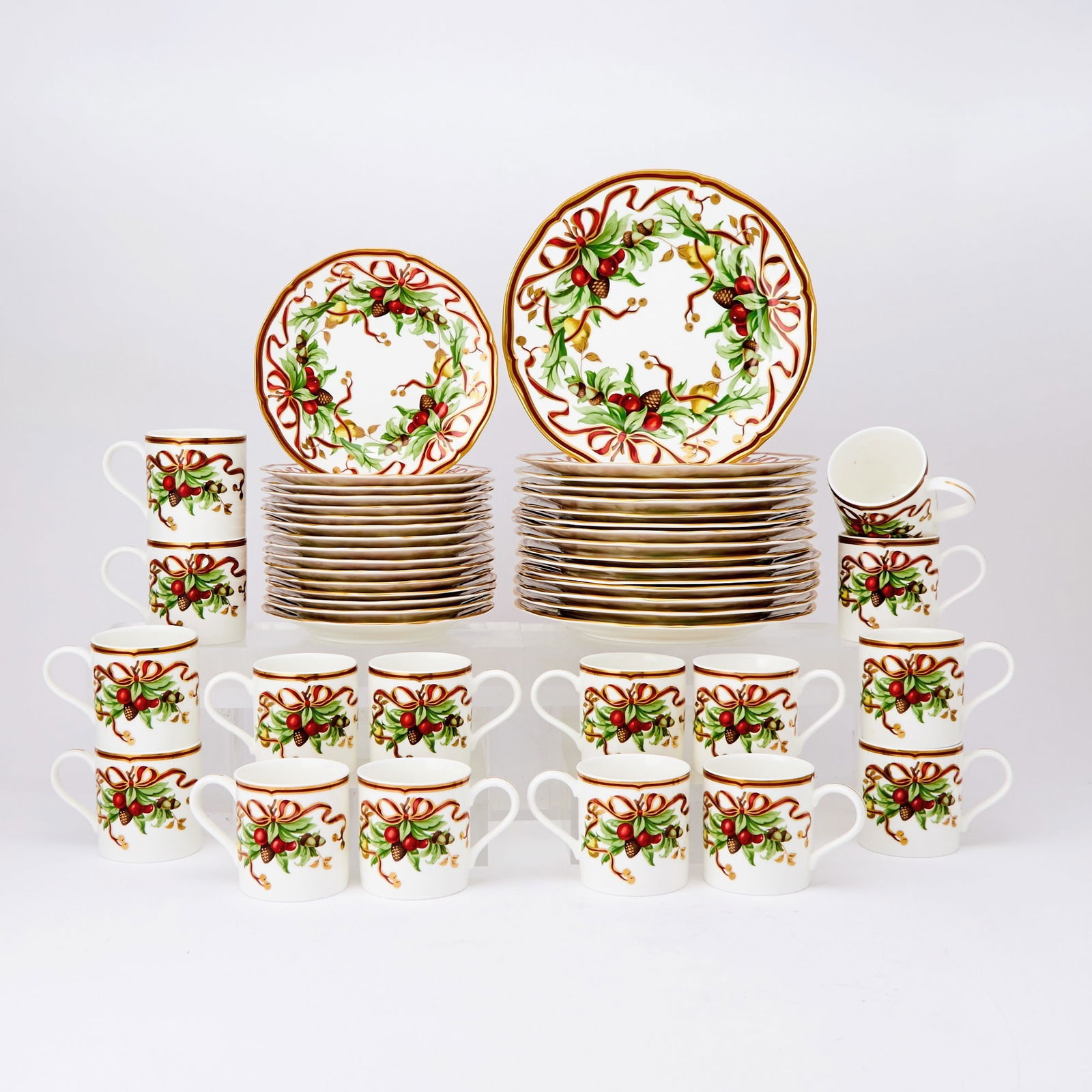 Assembled 'Tiffany Holiday' Garlanded Gilt-Decorated Porcelain Part Dinner Service 20th century, (1 of 4)