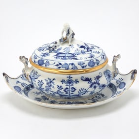 Meissen Onion (Zwiebelmuster) Pattern Porcelain Tureen with Cover and Stand