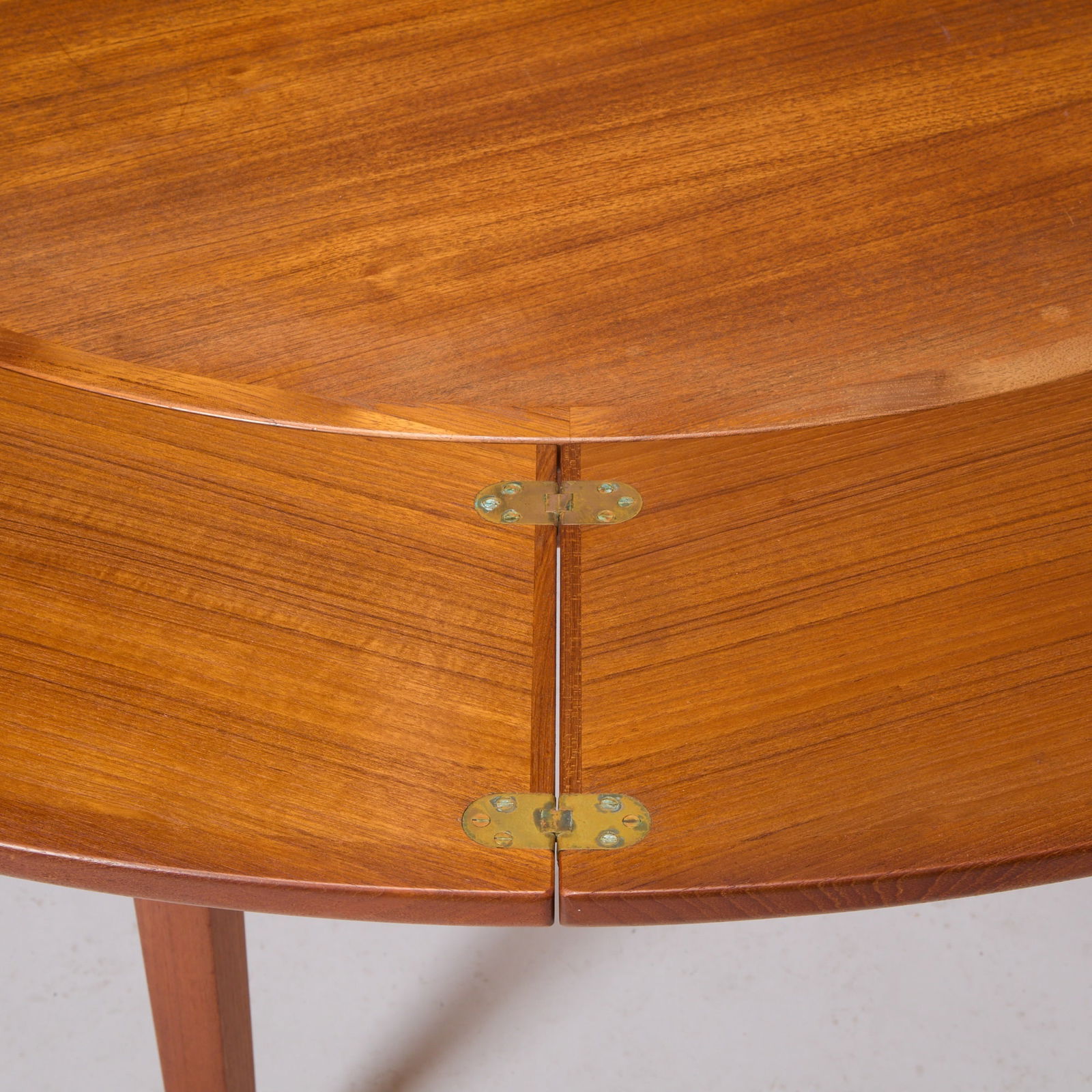 Walnut Circular Expanding Dining Table - 4