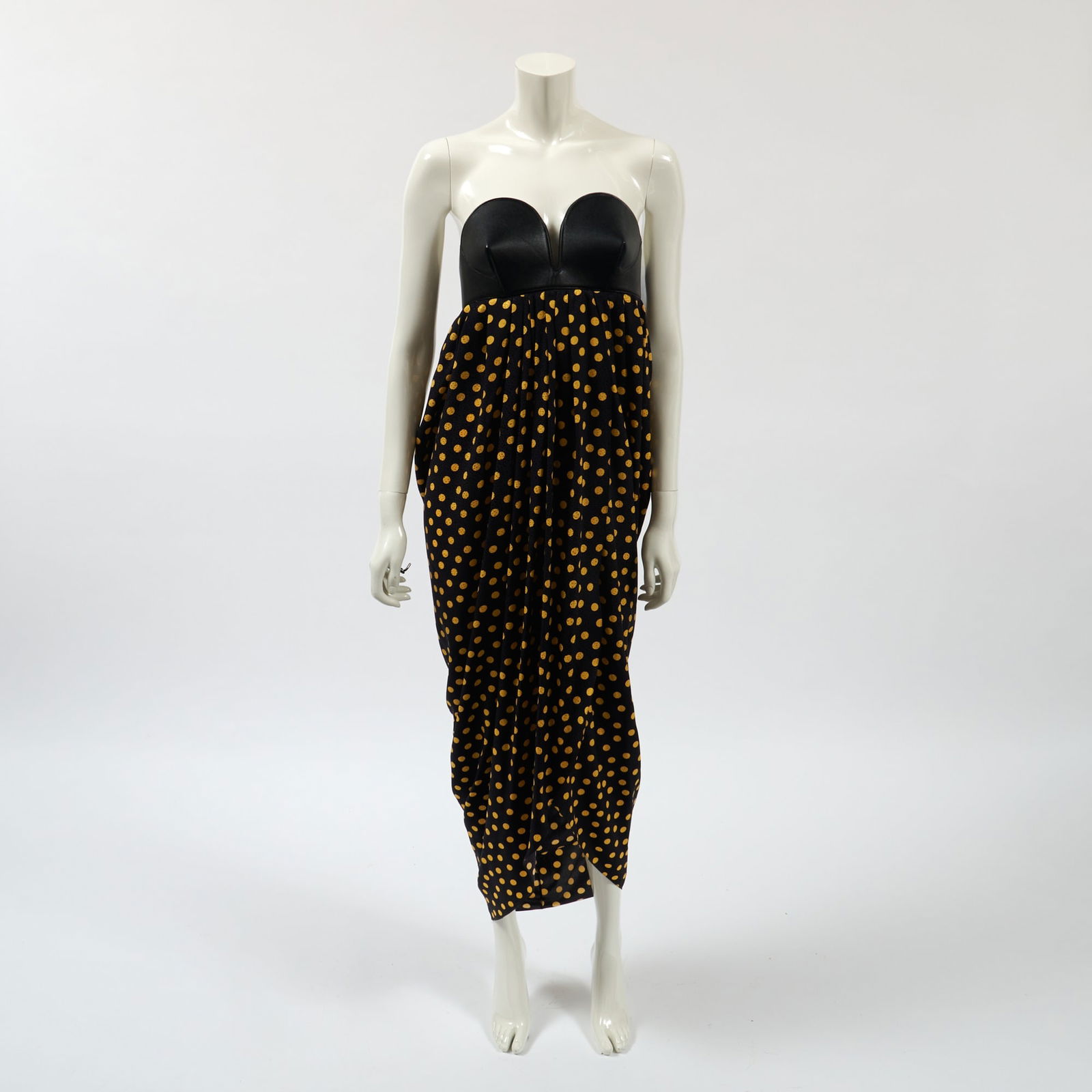 The dazzling Alaïa dress worn by Julianne Moore at the 2022 Venice International Film Festival (1 of 7)