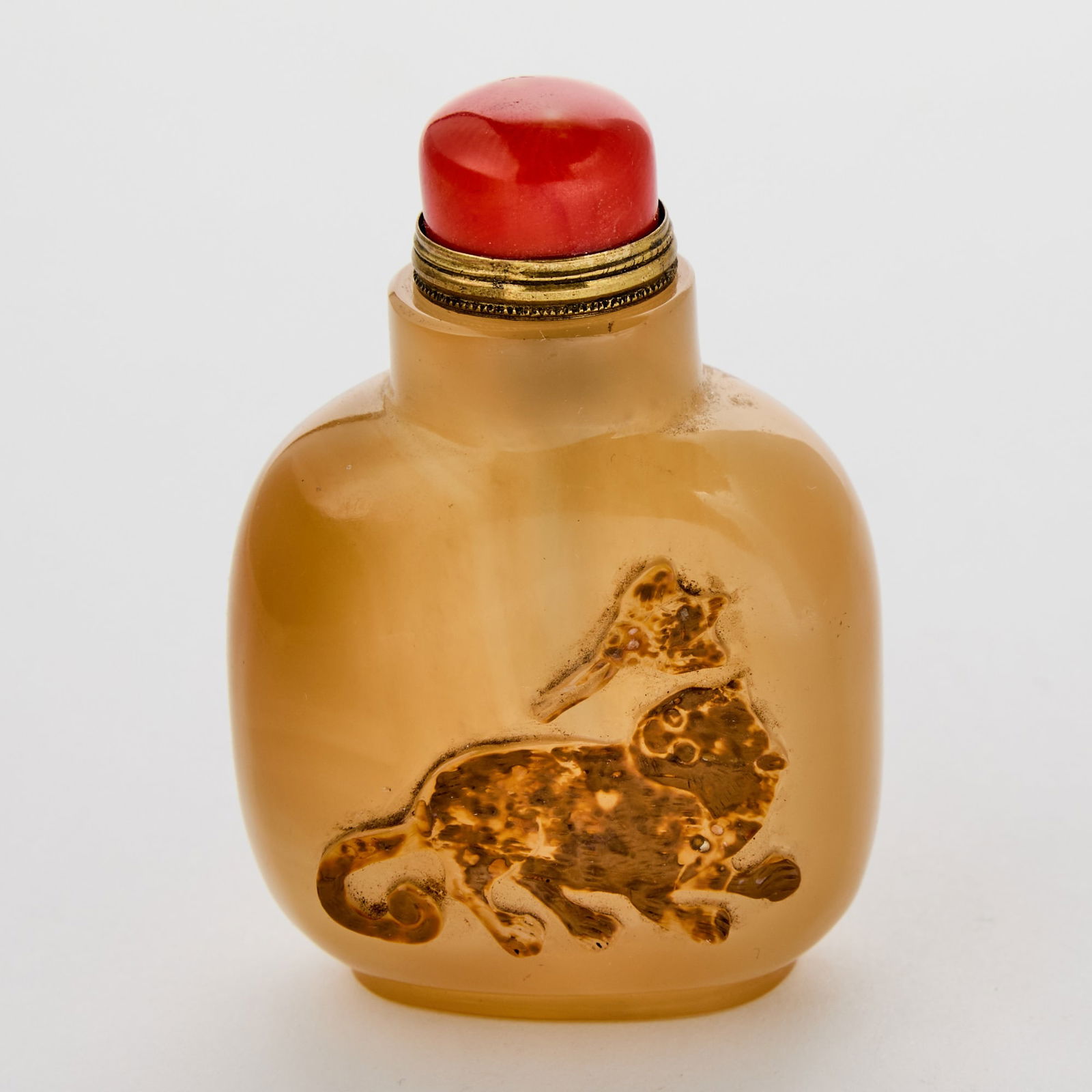 A Chinese Carved Agate Snuff Bottle 19th Century (1 of 3)