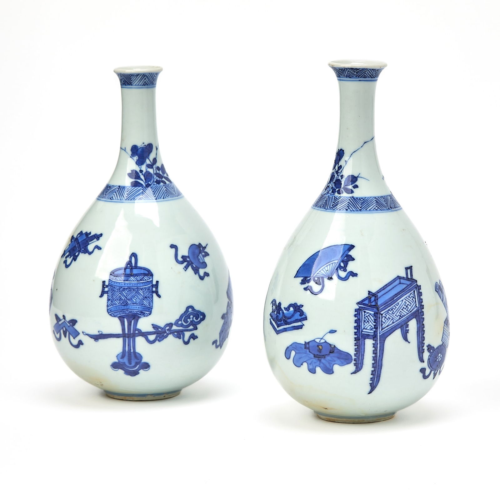 A Pair of Chinese Blue and White Porcelain Pear-Shaped Vases Kangxi Period (1 of 5)
