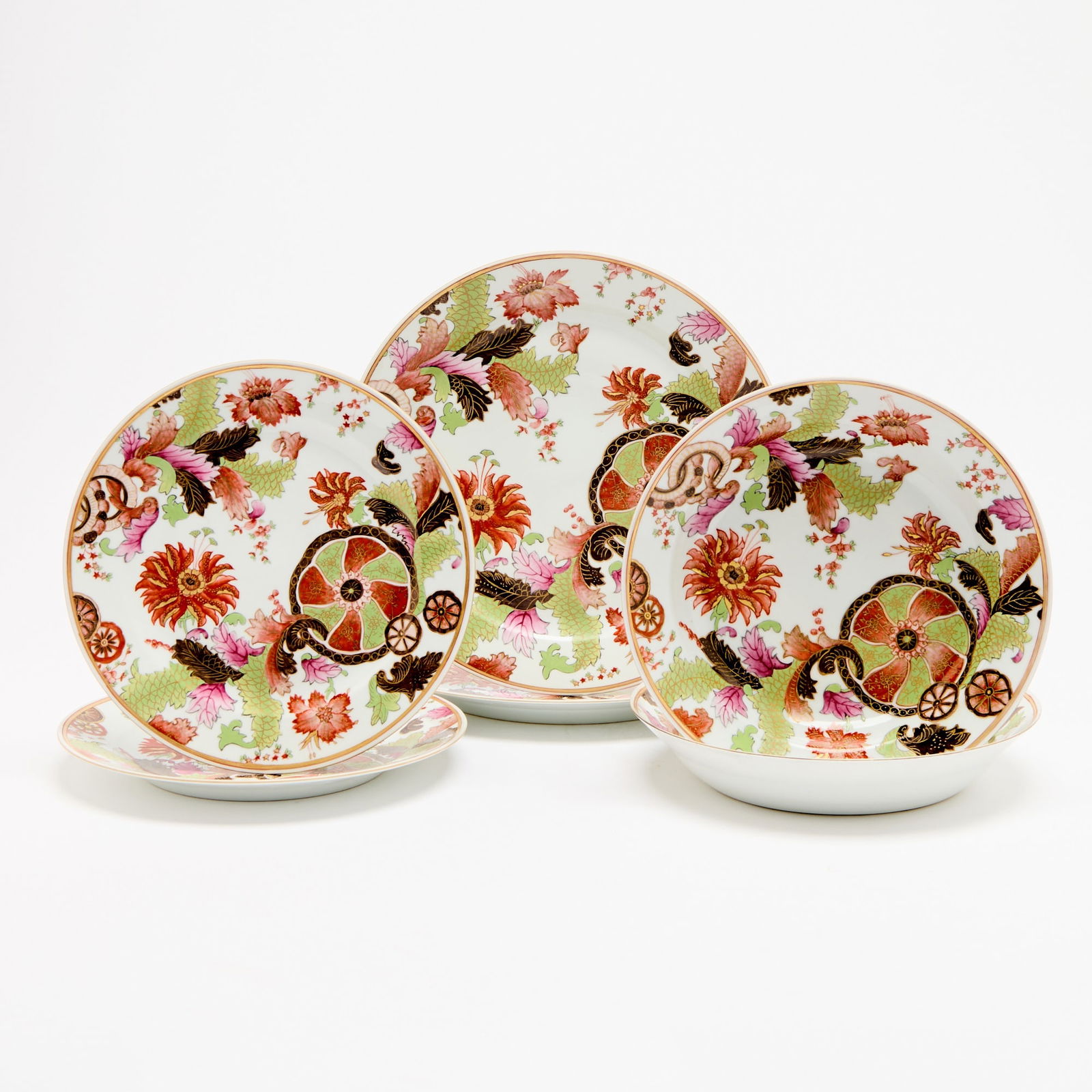 De Gournay "Pseudo Tobacco Leaf" Porcelain Dinner Service: Modern Hand-painted in the Chinese Export fashion. Comprising eight dinner plates, diameter 11 inches; eight plates, diameter 9 inches; and eight bowls, diameter 9 inches.