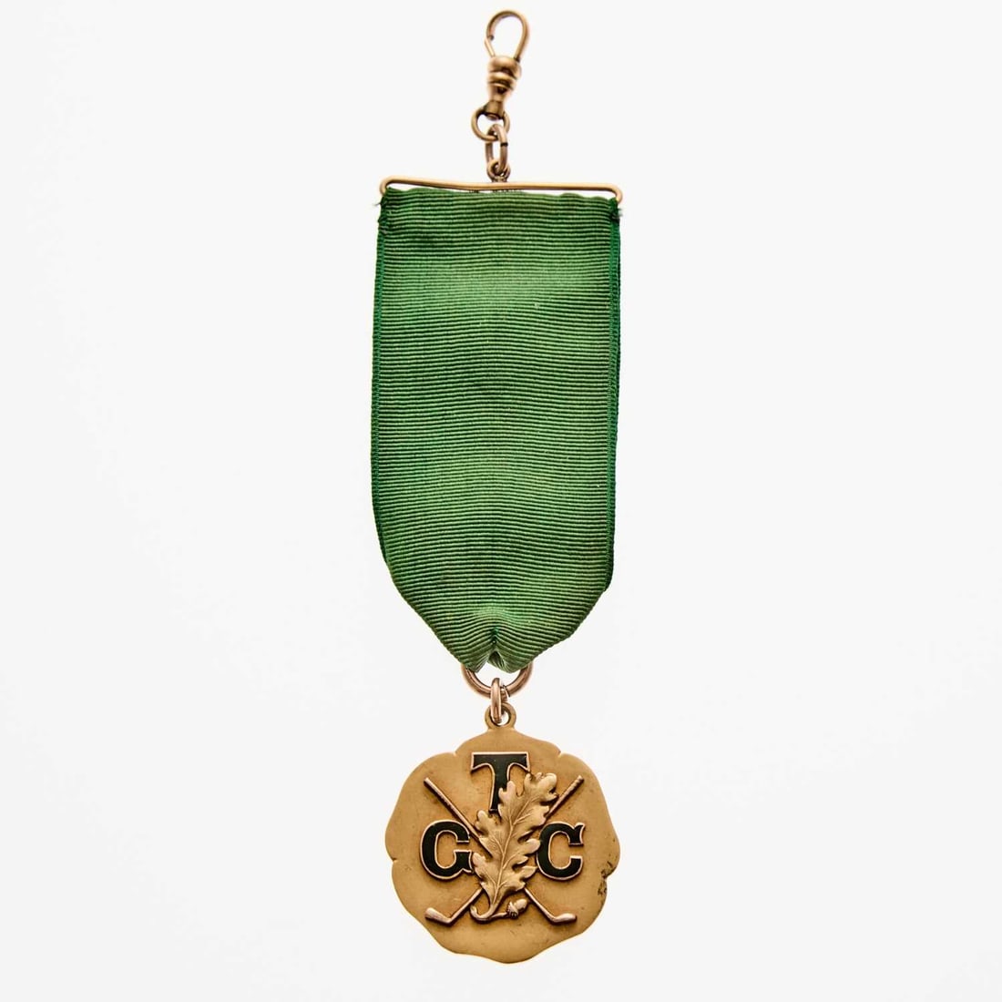 United States. 1922 Tuxedo Golf Club Award Medal. Gold. 13.5g. 34mm. Mint State.: OBV: Tuxedo Golf Club logo, crossed clubs with oak leaf and initials. REV: Engraved text reading "TUXEDO GOLF CLUB / 1922" Slightly scalloped shape. Marked "solid gold" - tests 10k to 14k, likely 12k.