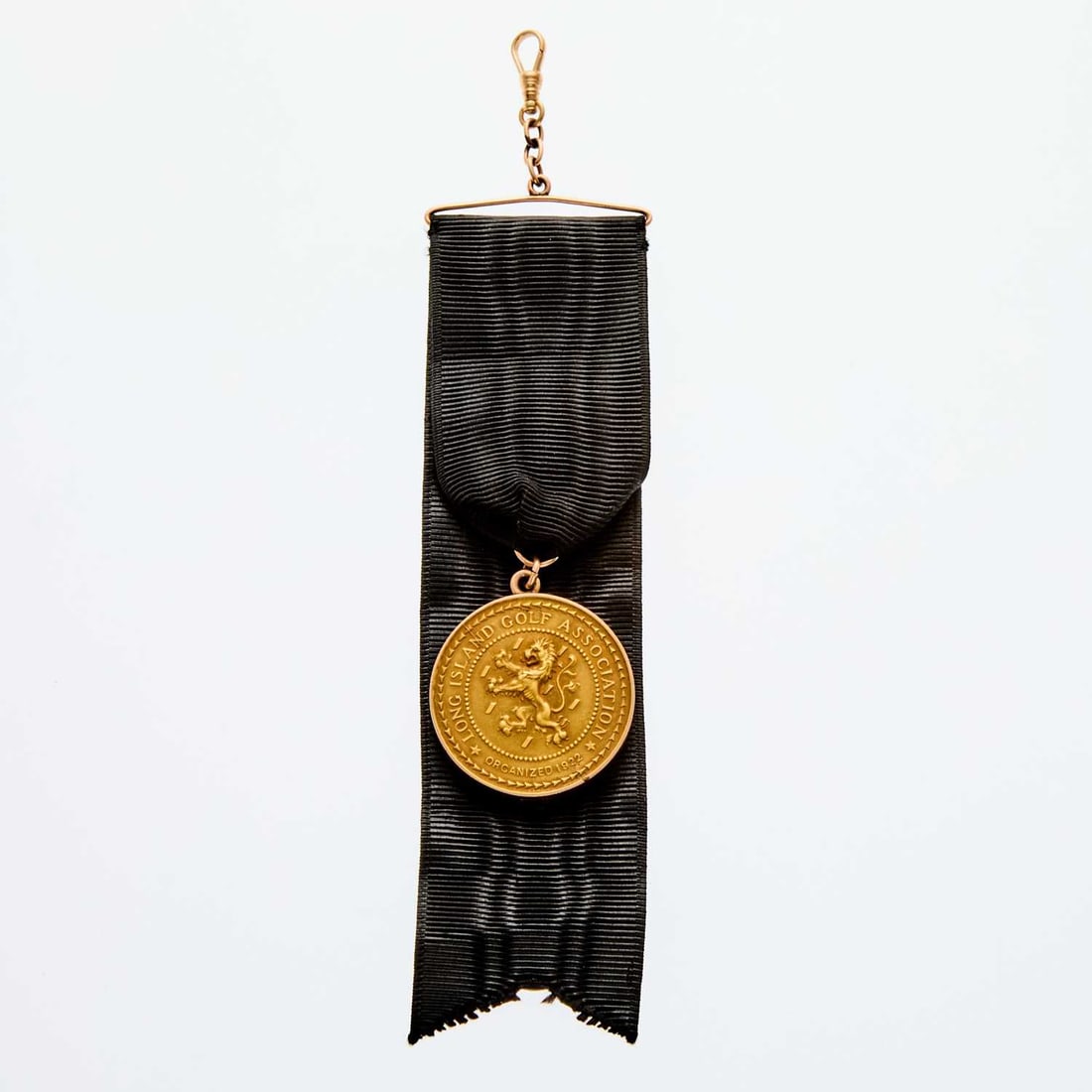 United States. 1923 Long Island Golf Association Award Medal. Gold. 41g. 35mm.: OBV: Rearing lion within bearded border, outer border with peripheral text reading "LONG ISLAND GOLF ASSOCIATION ORGANIZED 1922" REV: Plain with engraved inscription reading "SECOND AMATEUR / CHAMPION
