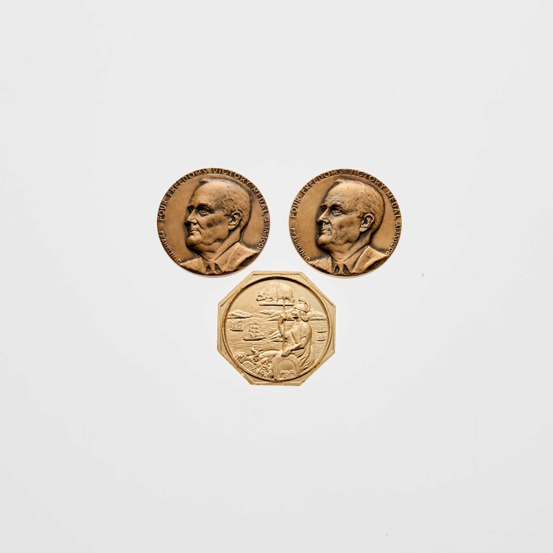 United States. Group of 1940s So-Called Dollars and Half Dollars. Grades Vary.: Seven pieces, including: (2x) c. 1945 Roosevelt Four Freedoms Victory Medal. Bronze. Very light PVC residue. HK-912. Set of four (4x) 1948 So-Called Half Dollars commemorating Spanish American War fig