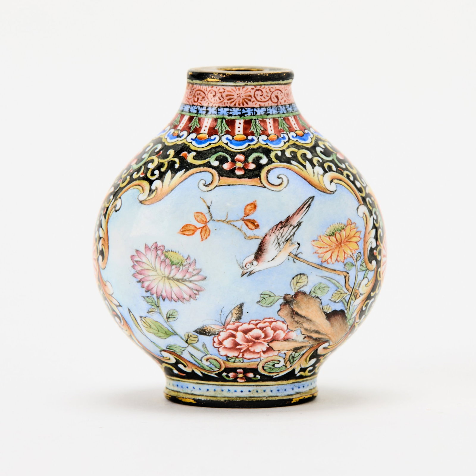 A Chinese Falangcai Decorated Enamel Snuff Bottle (1 of 5)