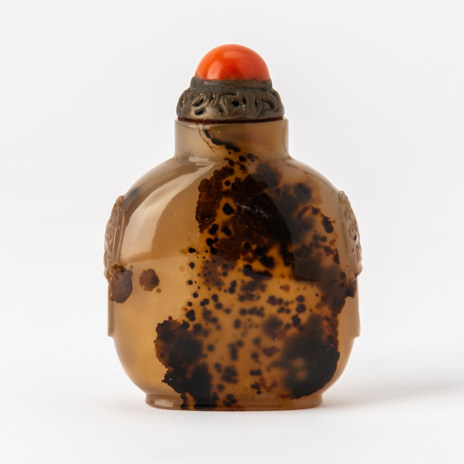 A Chinese Carved Agate Snuff Bottle 19th Century (1 of 5)