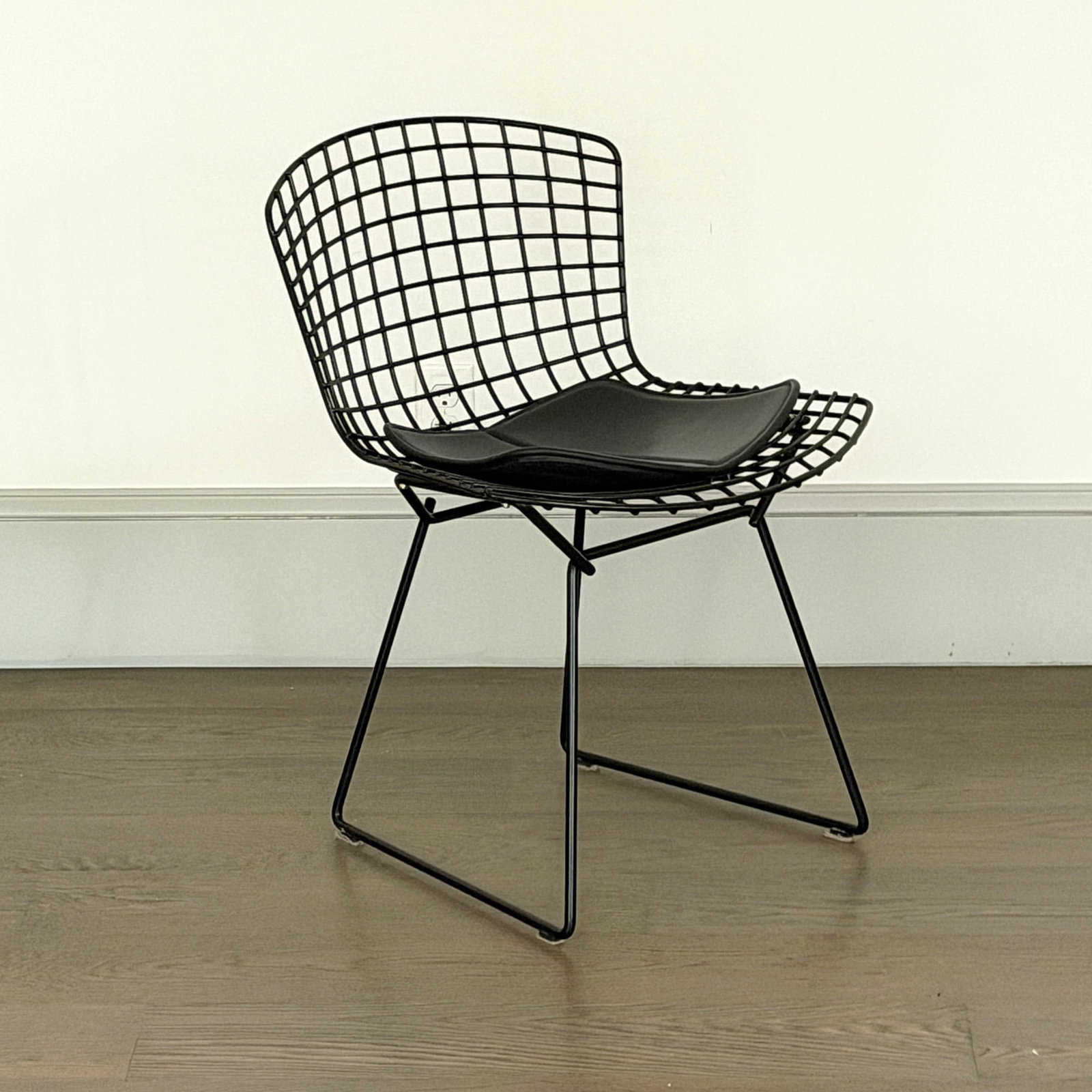 Harry Bertoia for Knoll Black Wire Side Chair: Last quarter 20th century Height of back 29 1/4 inches, height of seat 18 1/2 inches, width 21 inches, depth 20 inches.