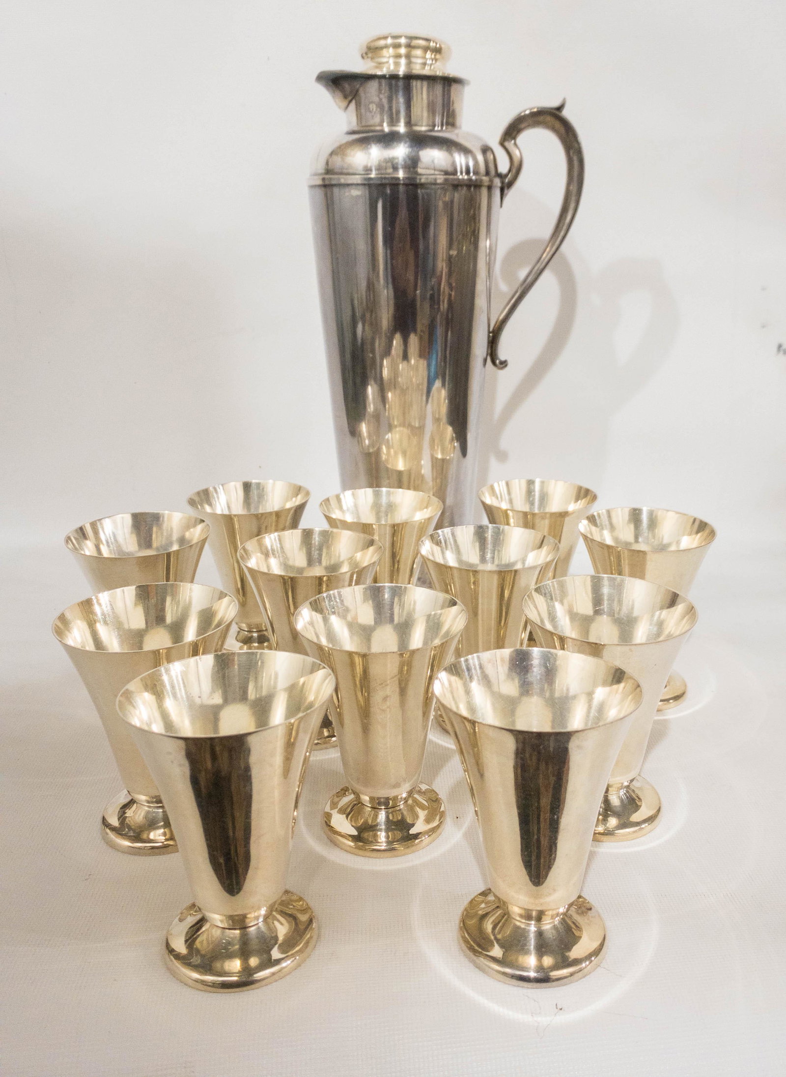 Gorham Silverplate 4 Pint Cocktail shaker & 12 Cocktail: Gorham silverplate cocktail set including a 4 pint shaker/pitcher, 13.5" high, and 12 glasses, 3.5" high, 2.75" diameter. all marked: Gorham and hallmarked, cups marked Y537, shaker marked Y538.