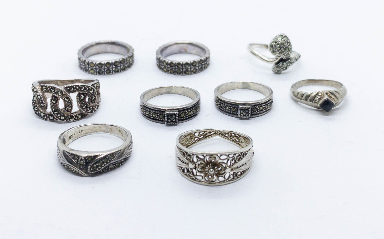 9 Sterling Silver Rings Marcasite: A lot of sterling silver rings: 6 are marcasite, 1 filigree and 1 onyx. Sizes range from size 5.5 to 9. Total weight: 32.9 grams.