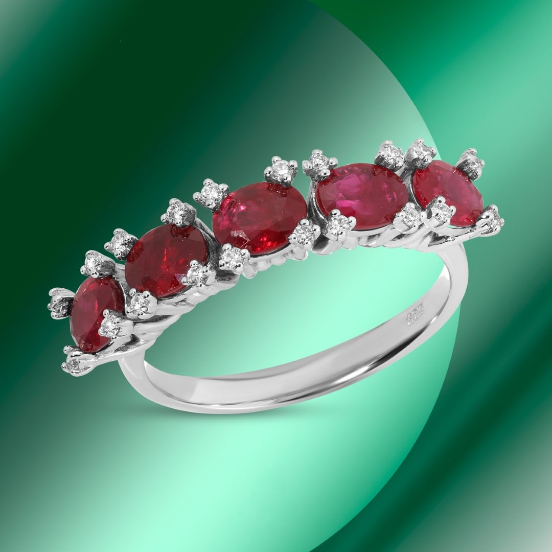 14k Gold 2.20ctc Ruby & 0.12ctc Diamond Ring: Retail: $6,400*****14k Gold Ruby & Diamond Ring*****Metal: 14K White Gold/ Total Wt.:3.8g / Country Made US// Main Stone: Ruby / Carat Total Wt.: 2.20cts / Treatment: None/ Color: Red / Cut: Very Good
