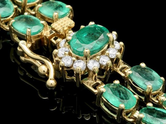 14k Gold 18ct Emerald 0.40ct Diamond Bracelet: Retail: $14,500.00 ****** 14k Gold 18ct Emerald 0.40ct Diamond Bracelet ****** Metal: 14k Solid Yellow Gold / Size: 7 / Total Item Weight: 17.5 grams / Country Made: United States / / Main Stone: Emer