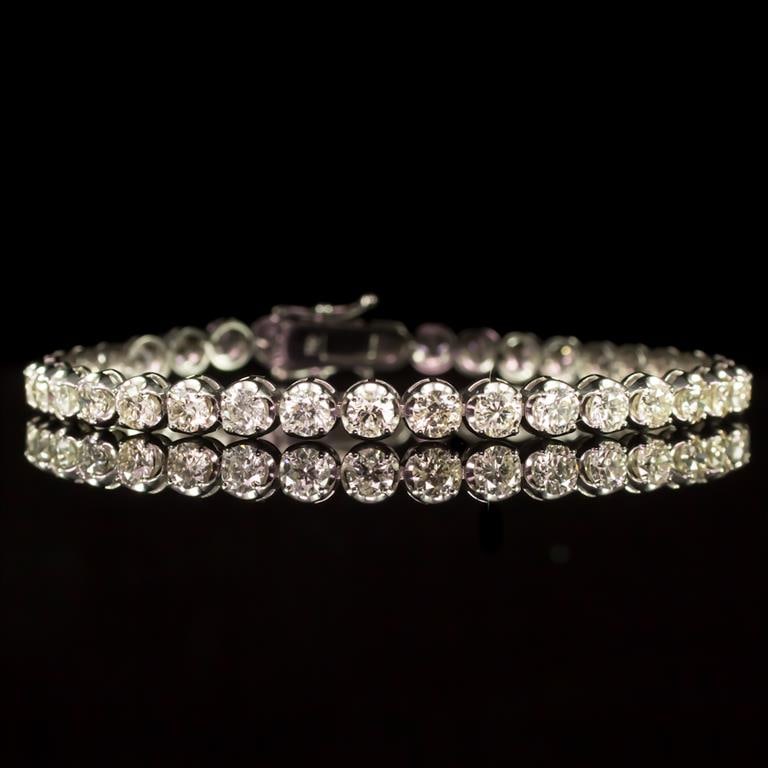 18K Gold 7.33ct Diamond Bracelet: Retail: $37,952.00 ****** 18K Gold Diamond Bracelet ****** Metal: 14k Solid White Gold / Total Item Weight: 12.5 grams / Country Made: United States / / Maind Stone: Diamond / Carat Total Weight: 7.33