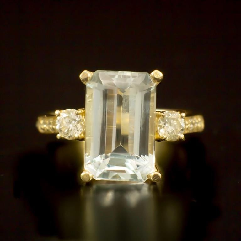14K Gold 4.38ct Aquamarine 0.52ct Diamond Ring: Retail: $6,990.00 ******14K Gold Aquamarine & Diamond Ring ****** Metal: 14K Solid Gold / Total Item Weight: 5.1grams / Country Made: United States / / Main Stone: Aquamarine / Color: Very Light Blue/