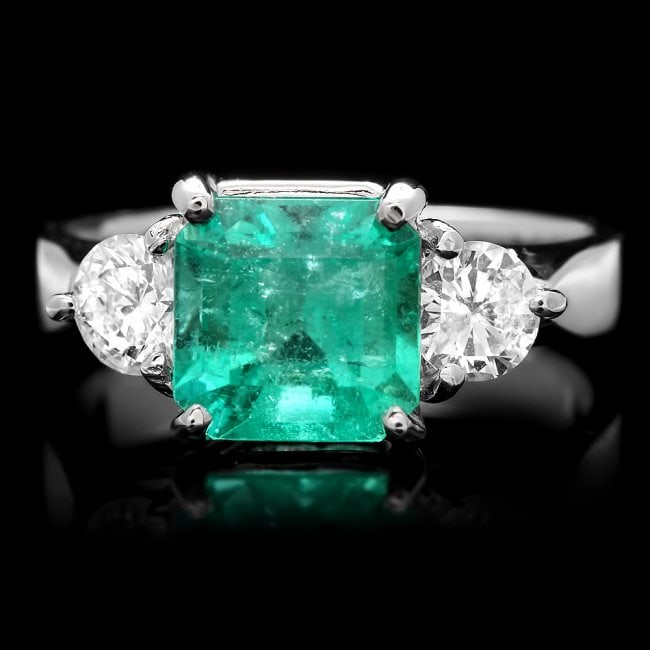 14K White Gold 2.00ct Emerald 0.70ct Diamond Ring: Retail: $12,700.00****** 14K Gold 42.00ct Emerald 0.70ct Diamond Ring ****** Metal: 14k Solid White Gold / Total Item Weight: 4.5 grams / Country Made: United States / / Main Stone: Emerald / Color: G