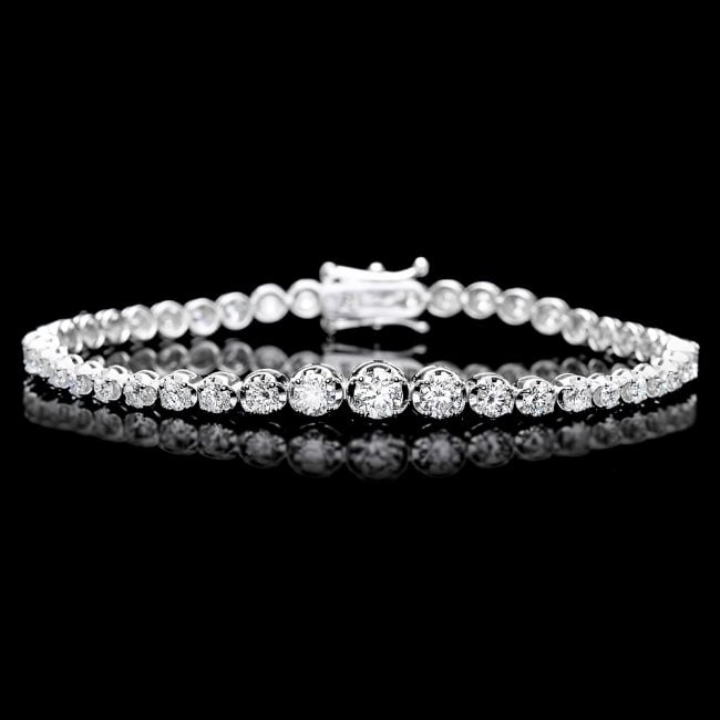 18k White Gold 4.50ct Diamond Bracelet: Retail: $15,900.00 ****** 18k White Gold 4.50ct Diamond Bracelet ****** Metal: 18k Solid White Gold / Size: 7 / Total Item Weight: 9.0 grams / Country Made: United States / / Main Stone: Diamond / Col