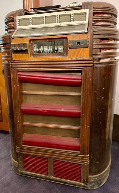 SEEBURG SYMPHONOLA REGAL JUKEBOX (1 of 2)