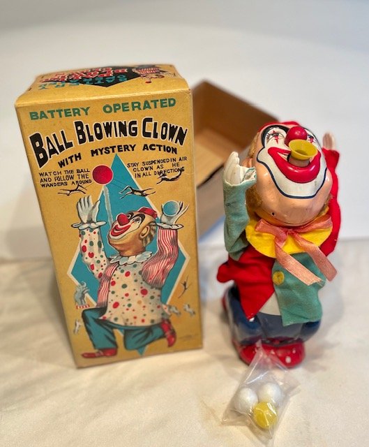 BALL BLOWING CLOWN WITH MYSTERY ACTION: BATTERY OPERATED WITH BOX CLOWN- WATCH THE BALL STAY SUPSENDED IN THE AIR AND FOLLOW THE CLOWN AS HE WANDERS AROUND IN ALL DIRECTIONS