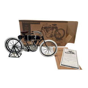 HARLEY-DAVIDSON 1903-1904 AUTHENTIC REPLICA.: HARLEY-DAVIDSON 1903-1904 AUTHENTIC REPLICA. VERY DETAILED AND IS 1/6 SCALE IN SIZE COMES WITH ORIGINAL BOX